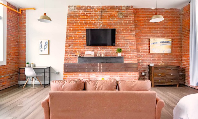 College Hill Apartamento | Jennifer’s Stylish Downtown Brick Foundry Escape