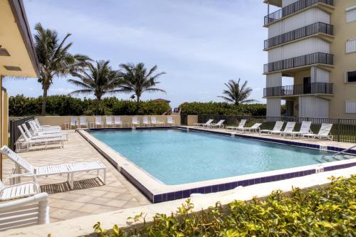 Hutchinson Island South Apartamento | Jensen Beach Condo with Oceanfront Balcony and Pool!