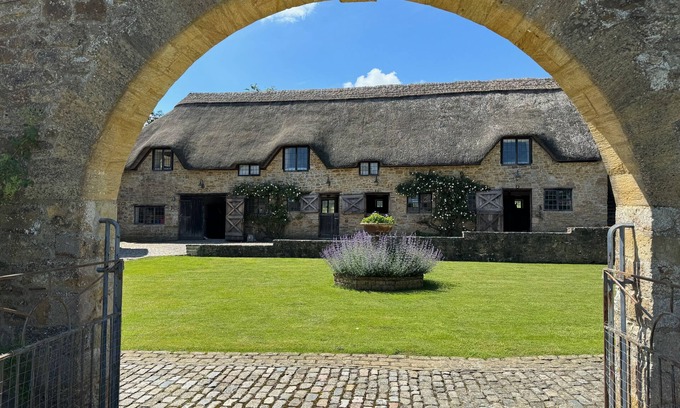 Sherborne Cabaña | Jerards Stables - sleeps 4 guests in 2 bedrooms