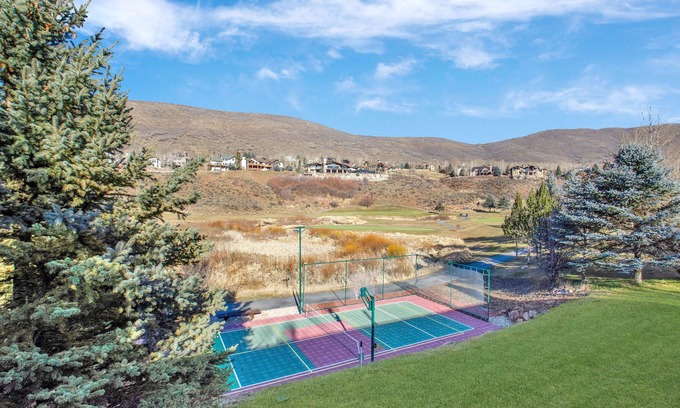 Summit Park Casa | Jeremy Ranch | Hot Tub | Minutes to Skiing | Located on Nordic Ski Course