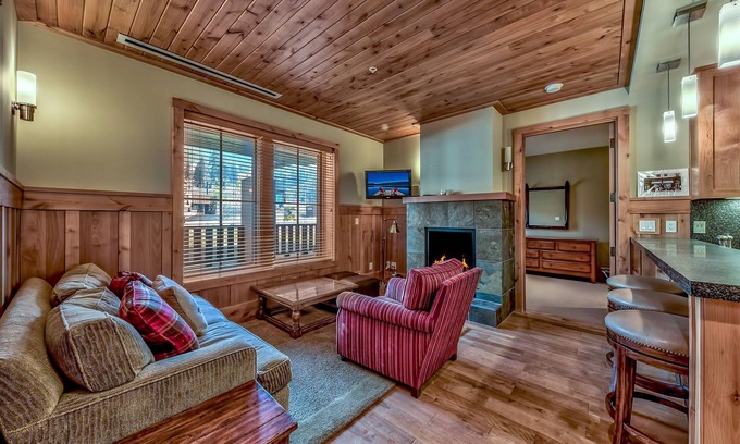Sugar Bowl Resort Condominio | Jerome Creek Lodge - Beautiful Condo nestled in the California's Sierra