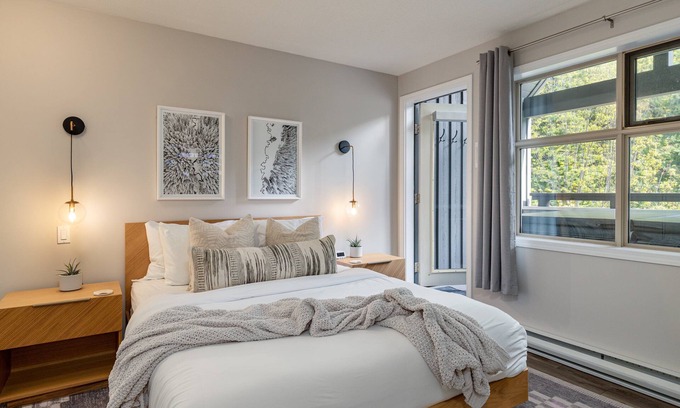 Upper Village Casa | ❄︎Jersey Cream at Arrowhead Point❄︎ | Renovated 2 BR Ski In/Ski Out | Private Hot Tub