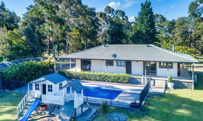 Tomerong Casa | Jervis Bay Luxe Rural Family Retreat in on 5 acres with Fireplace & Private Pool