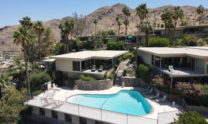 Araby Condominio | Jet Liner and Majestic Mountain Views from this Mid-Century Modern 2 Bedroom Gem