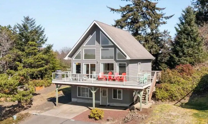 Westport Cabaña | Jetty Lighthouse/Hot Tub/Walk to Beach/Sleeps 10/Pets Allowed