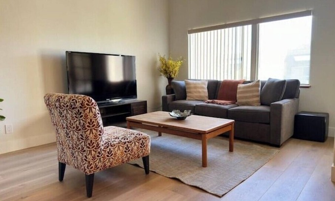 Downtown Condominio | Jewel City Gem in the heart of Glendale walk to Americana