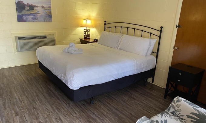 Mount Ida Hotel | JI1, King Guest Room at the Joplin Inn at entrance to the resort Hotel Room