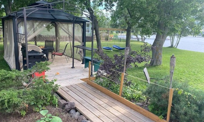 Shediac Bridge Cabaña | Jigger's - Spacious Beachfront Cottage