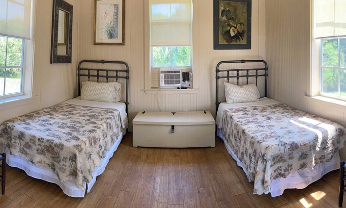 Braden River Cabina | Jiggs Landing, Cabin 1 - Old World Preserve Side