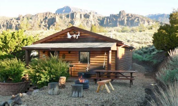 Cody Cabina | Casa de huéspedes de 2 dormitorios con vistas a la montaña y aventura al aire libre.