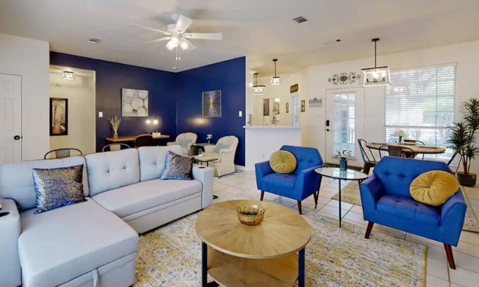 La Brisa Casa | JJ’s Retreat ~ Gorgeous Renovated Home ~ Sleeps 7 ~ 4 miles from Texas A&M