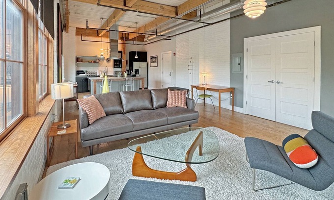 Downtown Rochester Apartamento | JOEY'S PLACE - A MODERN SOPHISTICATED INDUSTRIAL OPEN SPACE LOFT