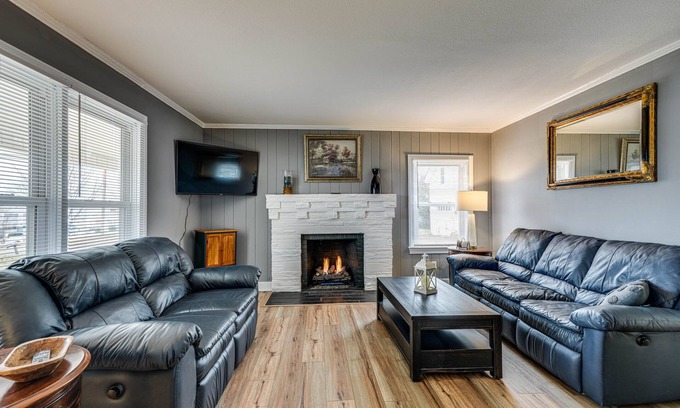 Johnson City Casa | Johnson City Home: Fireplace, 1 Mi to Boone Lake!