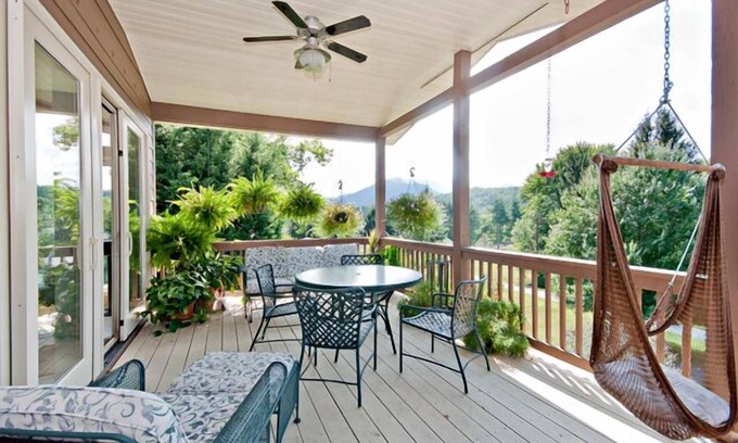 Lake Junaluska Casa | Casa con montañas y vistas al lago desde terrazas y terraza acristalada.