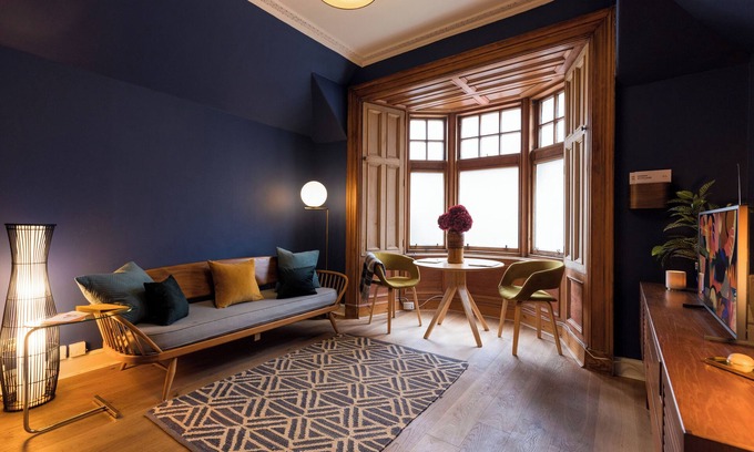 West End Casa | JOIVY Contemporary Cottage with Parking