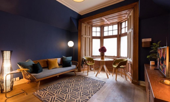 West End Casa | JOIVY Contemporary Cottage with Free Parking