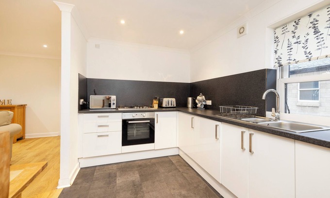 West End Apartamento | JOIVY Gorgeous Flat Near Edinburgh Castle W/ Parking