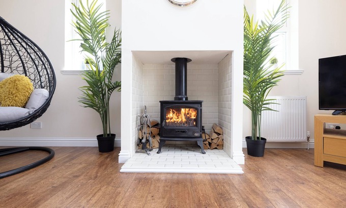 Kelty Casa | JOIVY Greenknowes Cottage W/ Hot Tub & Fireplace