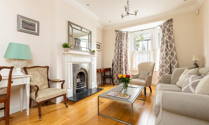 Shepherd's Bush Apartamento | JOIVY Stunning 3 bed, 2 bath house with garden and rooftop terrace