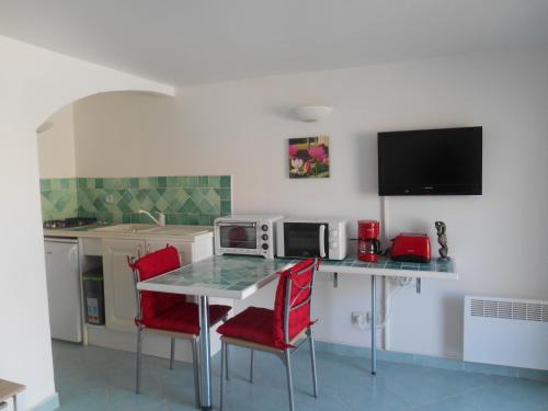 Meze Apartamento | Joli studio clim au calme jardin 200 m plages