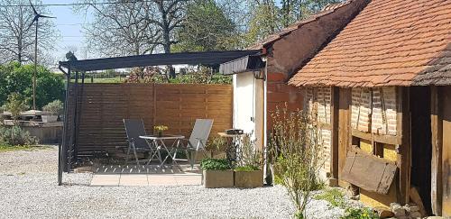 Saint-Germain-du-Bois Casa | Joli studio à la ferme avec patio couvert