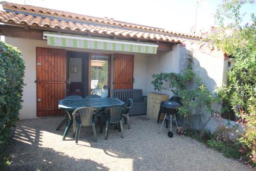 Portiragnes-Plage Villa | Jolie maison d'angle, pour 4 couchages, terrasse, résidence piscine commune à 400m plage de PORTIRAGNES PLAGE LRJP134