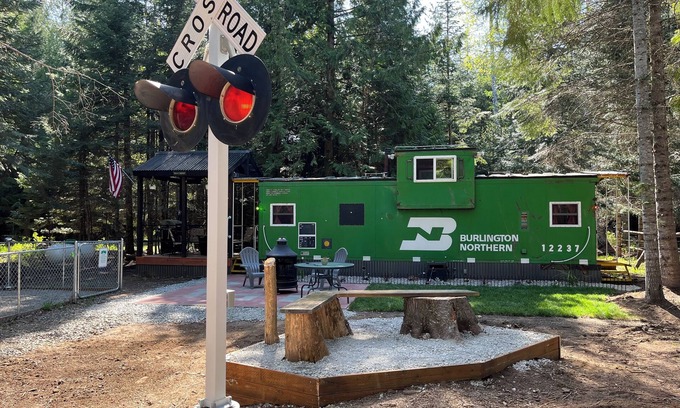 Sandpoint Casa | Jon Henry’s Loosey Caboosey! Military discounts and pet friendly caboose
