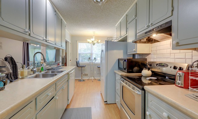 Jonesboro Casa | Jonesboro Home w/ Screened-In Porch & Fire Pit!