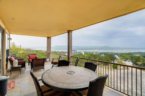 Jonestown Apartamento | Jonestown Condo on Lake Travis with 2 Balconies!