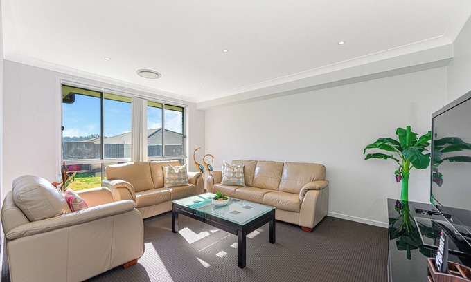 Cranebrook Casa | Jordan Springs 5 bedrooms home near shopping