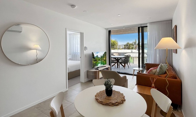 Batemans Bay Apartamento | Joy at Ohana: Balcony & Pool Overlooking the Bay