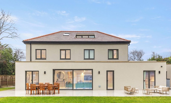 Whitstable Casa | Joy Lane Mansion—Luxe Stay, Poolside Fun & Comfort