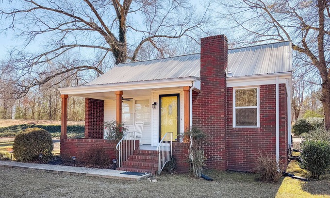 Oxford Cabaña | Joy's Place - 3BR/2BA Cottage in the Heart of Oxford!