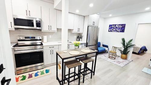 Calgary Casa | Joyce Place Walk to Shops, Stay in Comfort