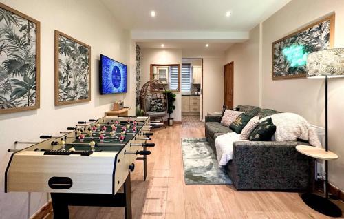 Rhondda Cynon Taff Apartamento | Joyful Jungle Jewel Wbalcony & Foozeball-ferndale