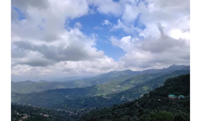 Shoghi Apartamento | Jujurana-Spacious 2BHK:Valley Views, Balcony, Wifi
