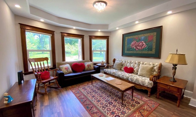 Thorold Casa | Juju’s house - Modern Vintage Rental unit at downtown Thorold