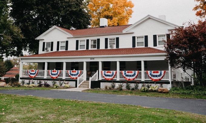 Hubbard Casa | Julia's Bed & Breakfast 6500 pies cuadrados Duerme 16 con 8 baños