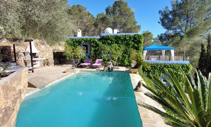 Sant Miquel de Balasant Villa | Típica casa ibicenca de piedra y madera con piscina, frente a la puesta de sol.