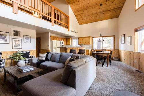 Summit Estates Casa | Jumper By AvantStay Serene Stylish Cabin w Hot Tub