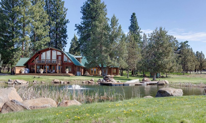 Sisters Casa | Jumping Juniper Ranch sleeps 12, private pool, sauna, disc golf, mountain views