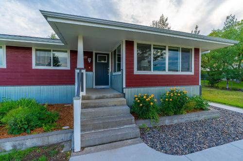 Livingston Casa | Jumping Off Point