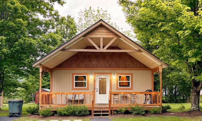 Andrews Cabina | Junaluska Creek Cabin - Cozy 2-bedroom cabin in charming Andrews with AC