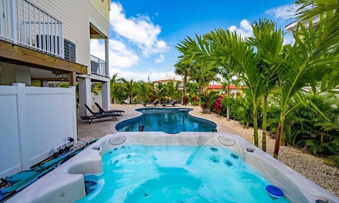 Marathon Villa | ¡Nuevo 4/3, frente al canal, muelle privado, playa del vecindario, jacuzzi, kayak y más!