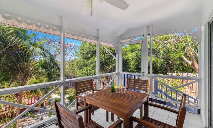 Providenciales Cabaña | June Plum Hideaway Cottage in Grace Bay, Provo, TCI