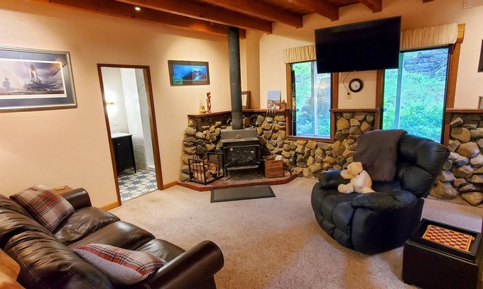 North Douglas Cabina | Juneau Cabin near Eaglecrest & Trails