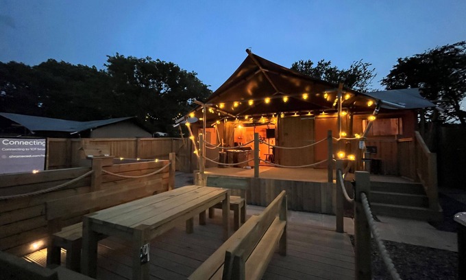 Tenby Alquiler De RV | Jungle Book Safari Tent