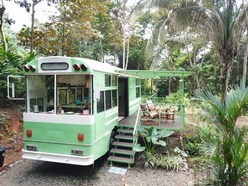 Savegre Casa | Jungle Bus, 5 min drive to PlayaLinda, 15 to Dominical, Wifi Starlink