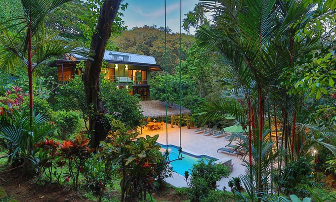 Manuel Antonio Casa | Jungle Roost, una casa de 4 pisos bellamente decorada cerca de la playa
