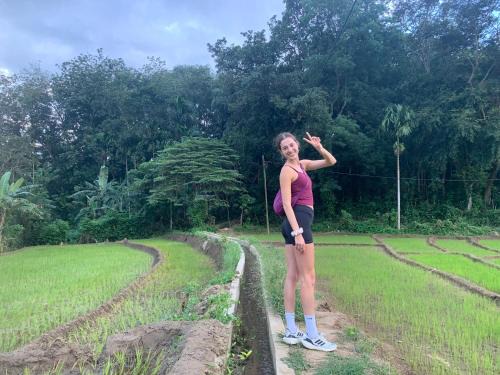 Wellawaya Cama Y Desayuno | Jungle track to the waterfall